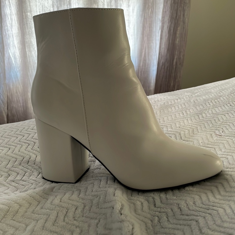 Cute white ankle boots!